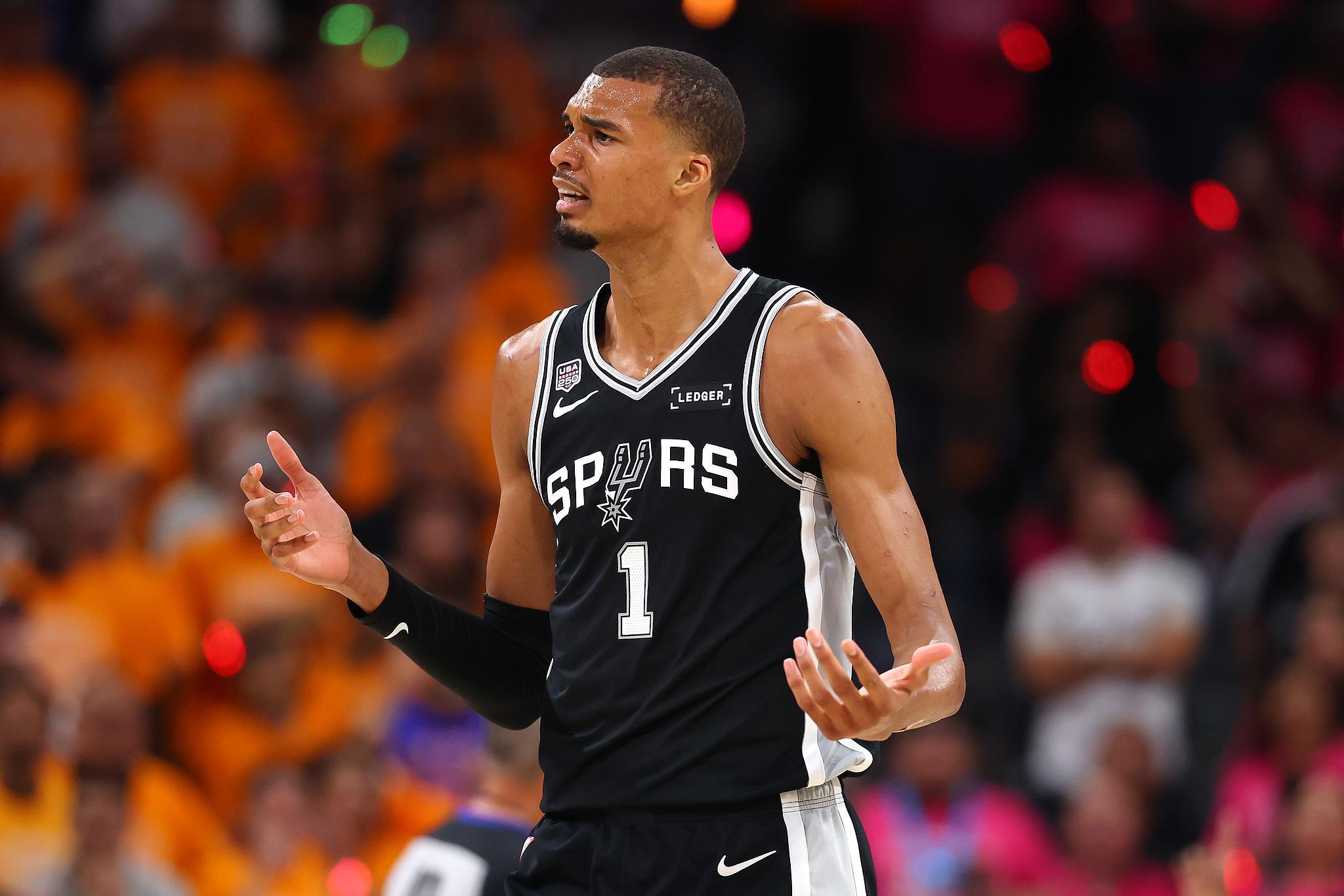 乐鱼体育官方入口-总决赛G1后，NBA冠军概率更新！尼克斯59.7%马刺4大问题亟需调整
