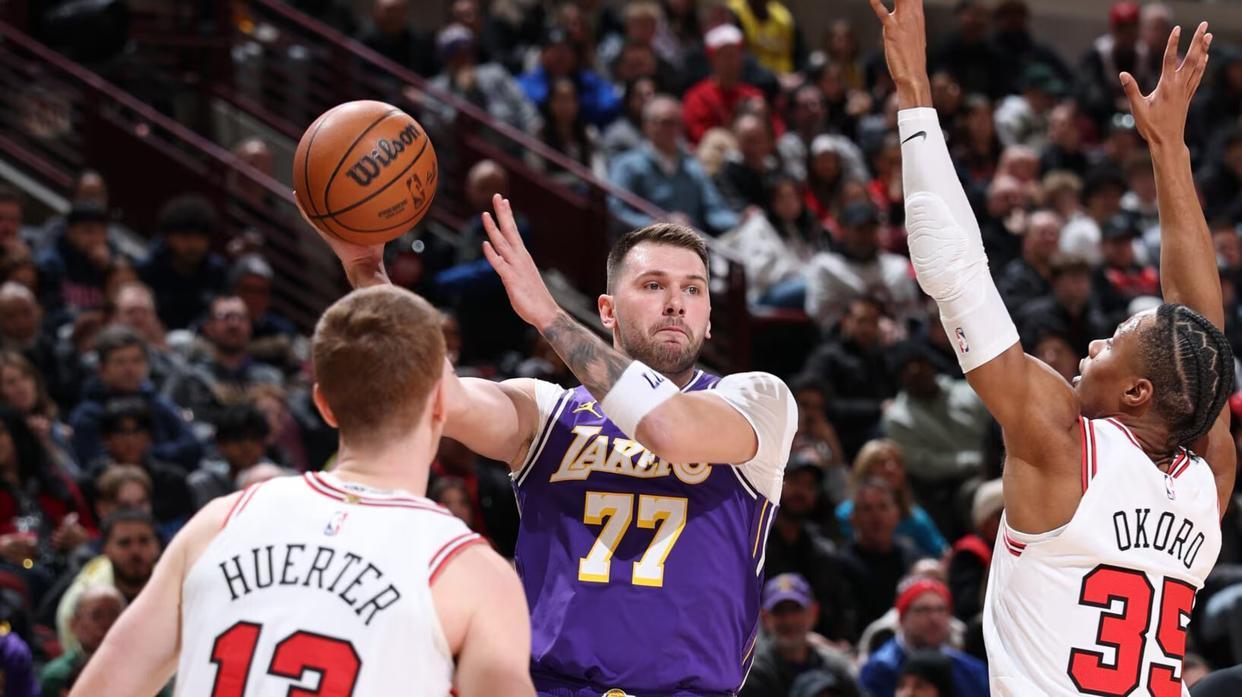 乐鱼体育官方网站-詹姆斯24+5创NBA历史第1神迹！东契奇46+7+11+8记3分刷爆纪录