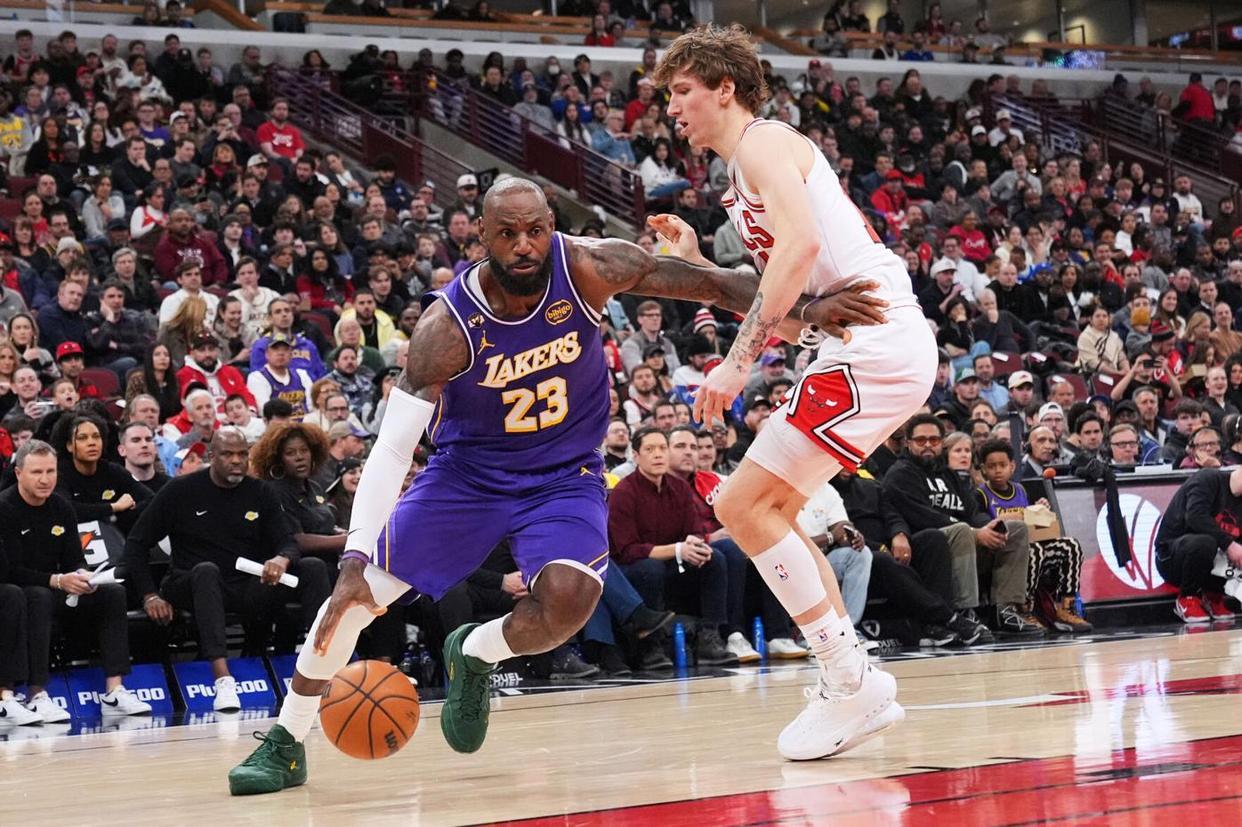 乐鱼体育官方网站-詹姆斯24+5创NBA历史第1神迹！东契奇46+7+11+8记3分刷爆纪录