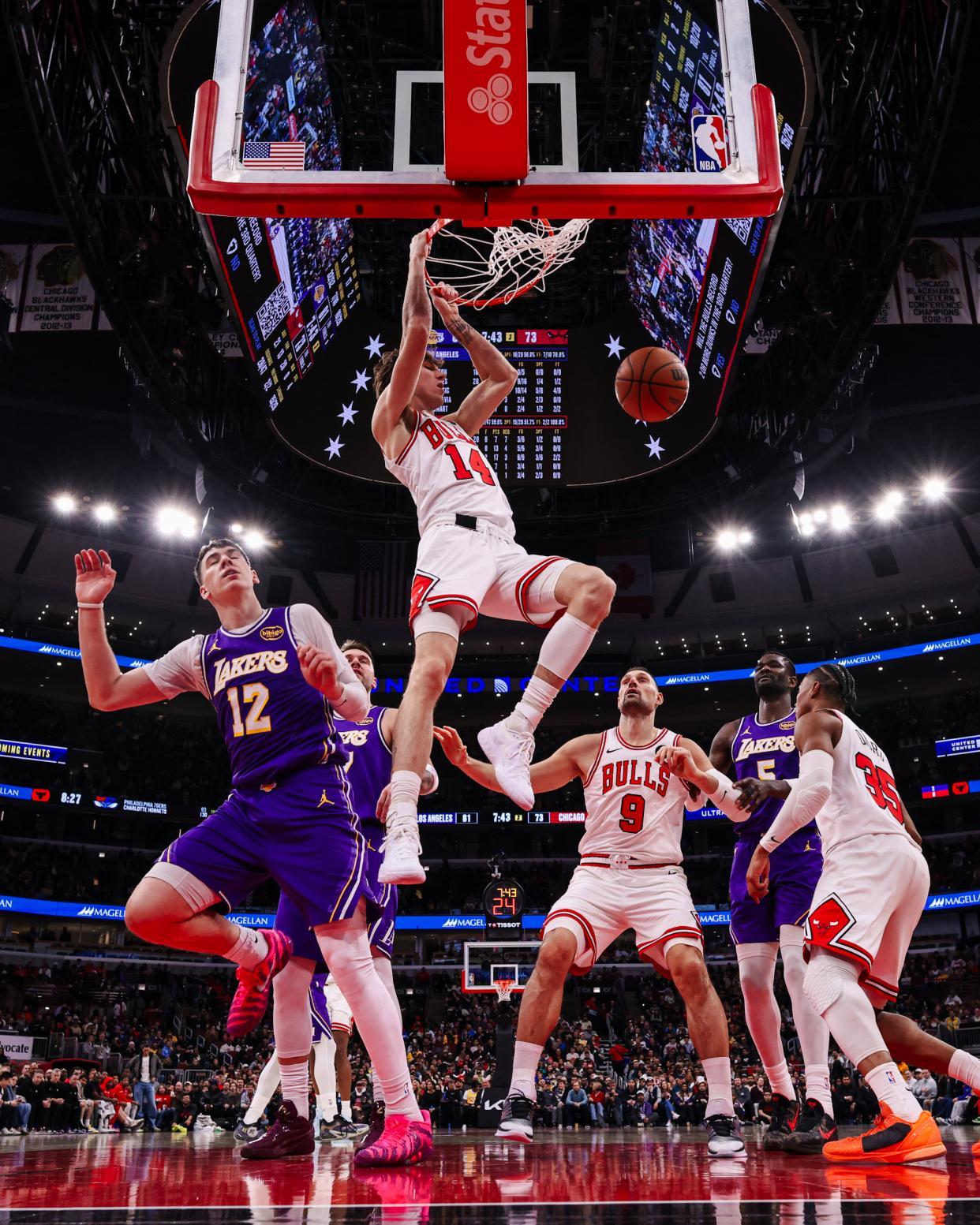 乐鱼体育官方网站-詹姆斯24+5创NBA历史第1神迹！东契奇46+7+11+8记3分刷爆纪录