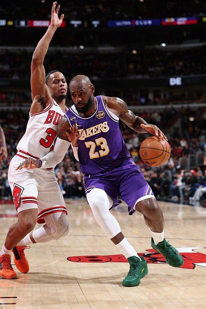 乐鱼体育官方网站-詹姆斯24+5创NBA历史第1神迹！东契奇46+7+11+8记3分刷爆纪录