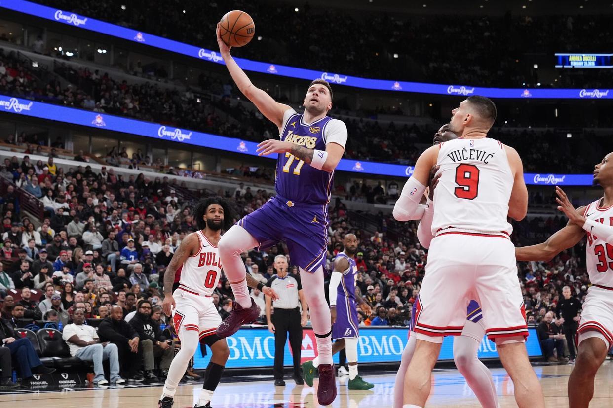 乐鱼体育官方网站-詹姆斯24+5创NBA历史第1神迹！东契奇46+7+11+8记3分刷爆纪录