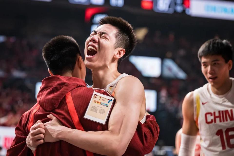 乐鱼体育官方网站-落后11分完成逆转！中国男篮两连胜，掌握主动权，首支出线队诞生